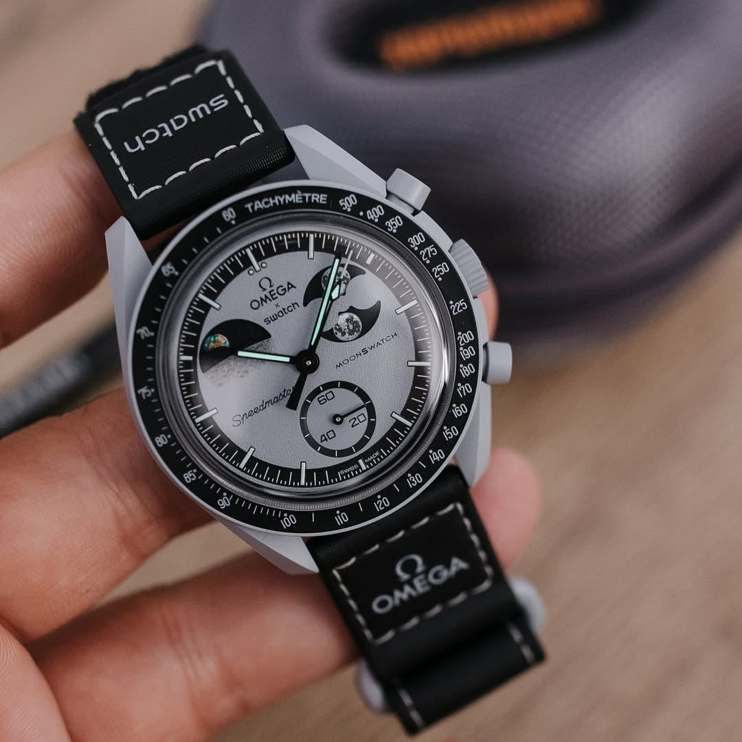 Swatch x Omega Mission to Earthphase SO33M700